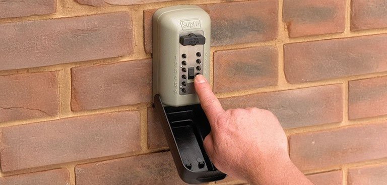 Opening a key safe