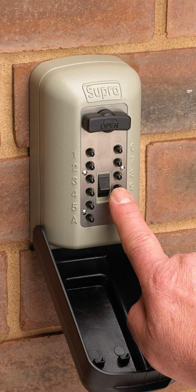 Open the key safe with a four digit code.